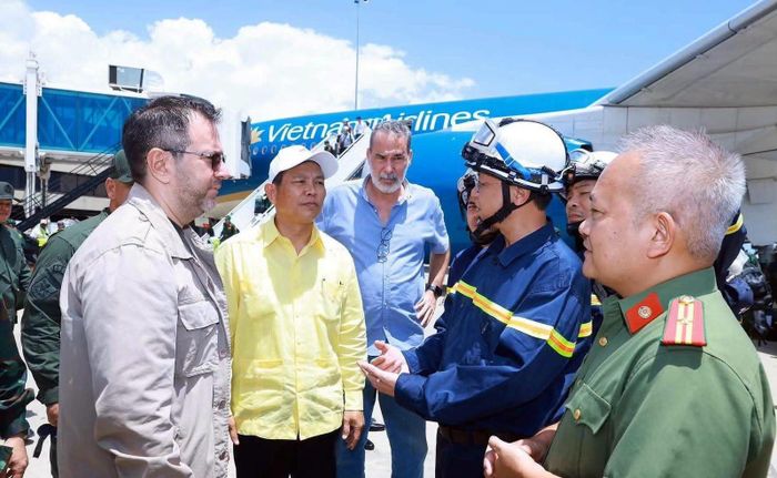  Bộ trưởng Ngoại giao Venezuela Yvan Gil Pinto (trái) cùng Đại sứ Việt Nam tại Venezuela Vũ Trung Mỹ đón đoàn tại sân bay. Ảnh: Facebook/MOFA Viet Nam. 