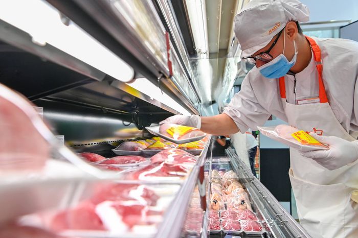  Luật mới cũng miễn thuế TNCN đối với thu nhập từ phần tiền lương làm việc ban đêm, làm thêm giờ. Ảnh: Nam Khánh. 