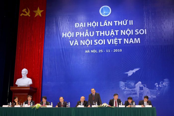  GS.TS Nguyễn Đình Hối (đứng) làm chủ tọa hội nghị khoa học. Ảnh: BVCC. 