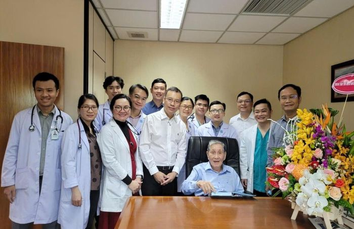  GS Nguyễn Hoàng Định (đứng giữa) cùng đồng nghiệp thăm chúc sức khỏe GS Nguyễn Đình Hối. Ảnh: BSCC. 