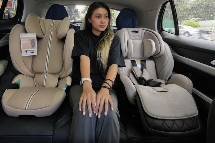  Người lớn vẫn có thể ngồi ở hàng 2 sau khi lắp 2 ghế trẻ em, nhưng không thoải mái. Ảnh: Đan Thanh.