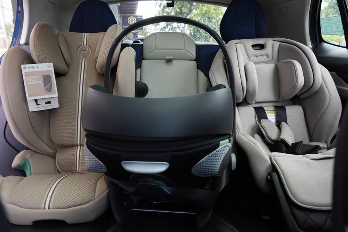  Sau khi lắp 3 thiết bị an toàn, hàng 2 của mẫu SUV cỡ C trở nên chật chội. Ảnh: Đan Thanh 