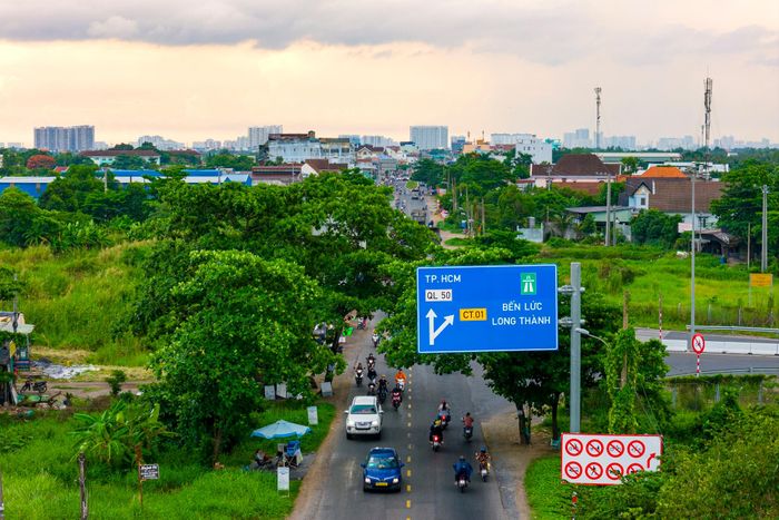  Công trình được thiết kế dạng trumpet với các nhánh rẽ kết nối hai tuyến đường, tổng chiều dài khoảng 1,3 km. Theo kế hoạch, dự án sẽ hoàn thành vào năm 2027. 