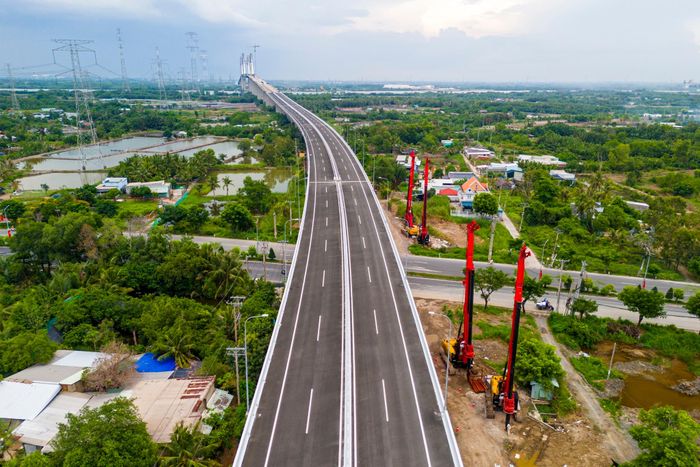 Dự án cũng mở rộng hai đoạn cầu cạn hiện hữu đảm bảo phù hợp quy mô giai đoạn 2 của cao tốc Bến Lức - Long Thành và xây dựng mới 4 nhánh lên xuống cầu cạn với quy mô đáp ứng 1 làn xe mỗi nhánh. 