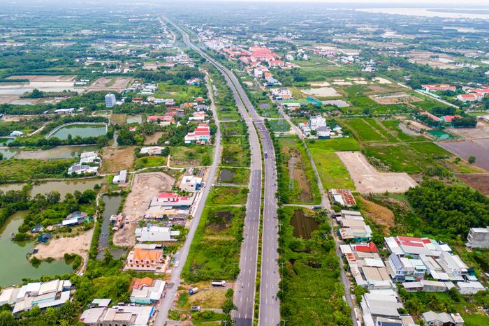  Nhánh nối đầu cầu Cần Giờ và nhánh đường Rừng Sác đi xã Cần Giờ sẽ được đầu tư theo tiêu chuẩn trục chính đô thị, vận tốc thiết kế 80 km/h, đáp ứng 6 làn xe; phần đường song hành có quy mô đường phố nội bộ chính, đáp ứng tối thiểu 2 làn xe. 