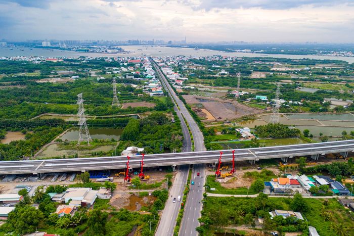  Sáng mai (1/7), UBND TP.HCM sẽ chính thức khởi công dự án nút giao thông kết nối cao tốc Bến Lức - Long Thành và đường Rừng Sác, cùng với loạt công trình, dự án trọng điểm khác chào mừng Kỷ niệm 50 năm ngày Thành phố Sài Gòn - Gia Định chính thức vinh dự mang tên Chủ tịch Hồ Chí Minh (2/7/1976-2/7/2026). Trong ảnh là khu vực sẽ triển khai thi công dự án này nằm tại xã Bình Khánh, TP.HCM, cách phà Bình Khánh gần 2 km. 