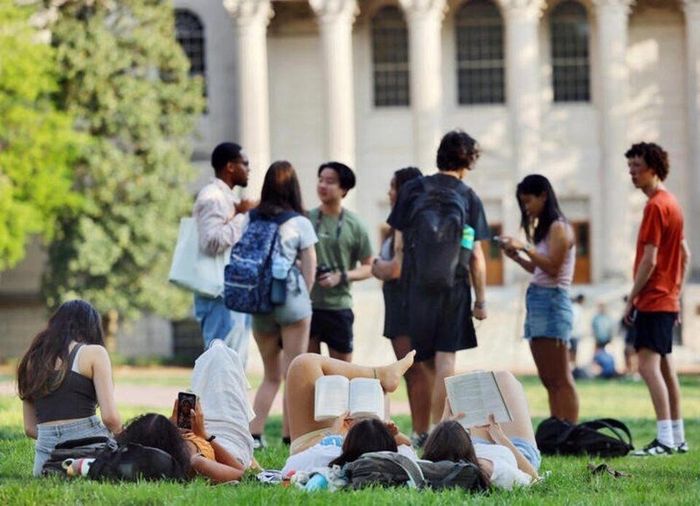  Hiện tại, nhiều sinh viên triết học ưu tú chưa tốt nghiệp nhưng đã được các công ty công nghệ AI săn đón. Ảnh: Reuters. 