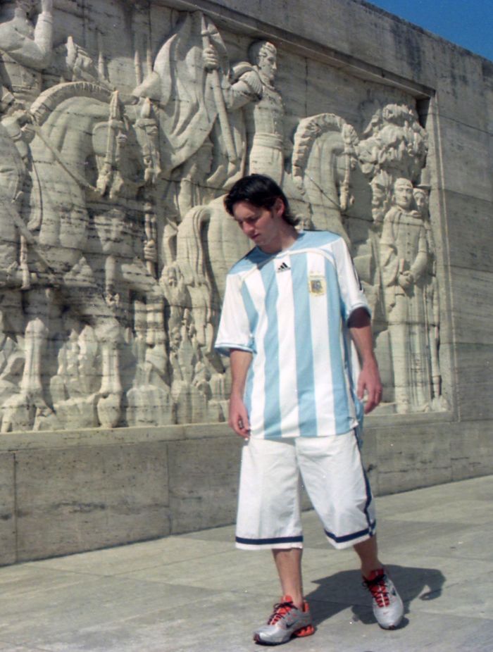  Trước khi rời đi sau buổi ghi hình, Messi lục lọi trong túi quần áo và lấy ra một vài thứ. Anh đã ký tặng Martin một chiếc áo Barcelona có số 30 ở phía sau và một lá cờ Argentina mà Martin mang theo phòng trường hợp cần dùng đến trong quá trình quay phim. Nhưng Martin đã mang tặng tất cả. Những thứ duy nhất ông giữ lại là những bức ảnh từ ngày hôm đó và các đĩa DVD. 