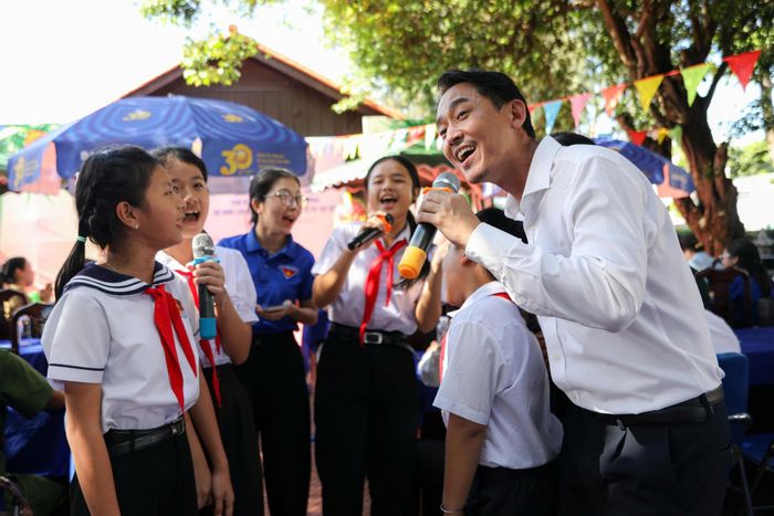  Diễn viên Hứa Vĩ Văn giao lưu với các em học sinh tại Nhà lưu niệm Anh hùng Võ Thị Sáu, nơi TP.HCM trao tặng 550 đầu sách để xây dựng Không gian đọc cộng đồng. Ảnh: BTC. 