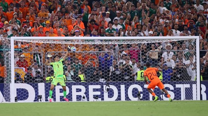  Thủ môn Morocco tiếp tục chứng minh đẳng cấp của một chuyên gia bắt penalty hàng đầu thế giới. 