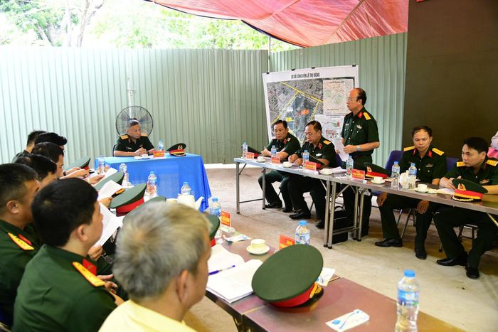  Đại tá Nguyễn Đình Chuẩn, Phó Chính ủy Bộ Tư lệnh TP.HCM, phát biểu tại cuộc họp sáng 30/6. 