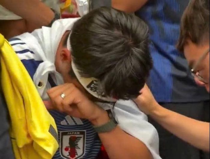  Cổ động viên Nhật Bản được người hâm mộ Brazil an ủi. Ảnh: X 