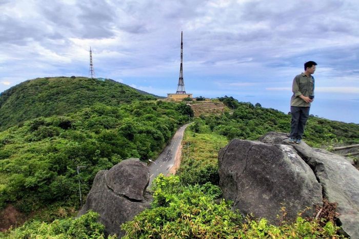  Quang cảnh nhìn từ đỉnh Bàn Cờ trên bán đảo Sơn Trà cùng hướng dẫn viên Chu Đức Huy. Ảnh: Andrew Sun.