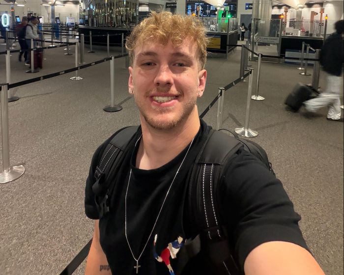  Vừa đáp chuyến bay đến New York, nam YouTuber người Đức nhận ngay "gáo nước lạnh" khi tuyển Đức bị loại khỏi World Cup 2026. 