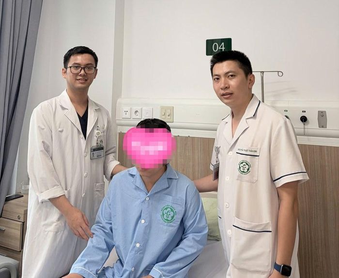 Bác sĩ khám cho anh Nguyễn Văn T. trước khi ra viện