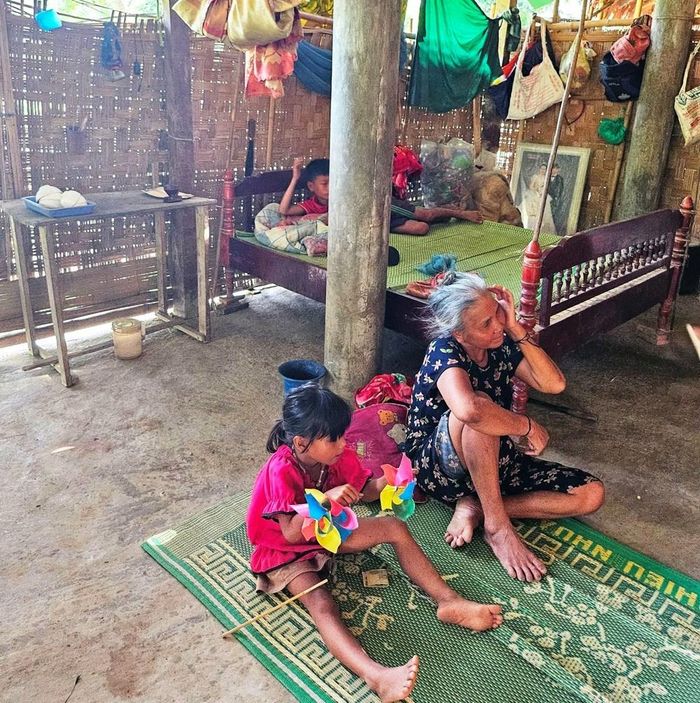 Bà trông cháu cho con đi làm ăn xa ở bản Cò Phạt, xã Môn Sơn