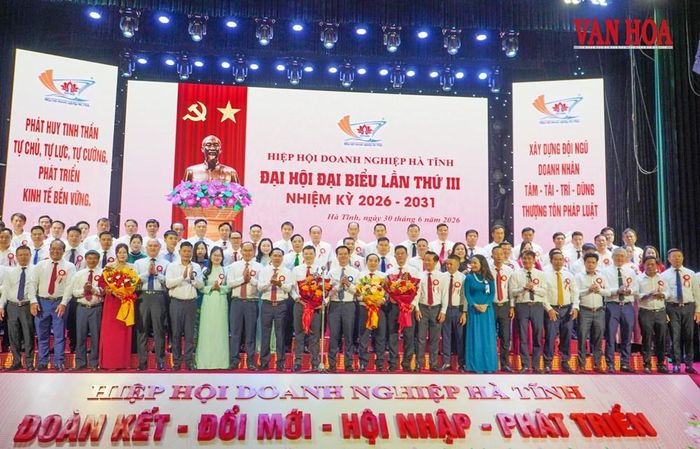 Lãnh đạo tỉnh và đại biểu chụp ảnh lưu niệm cùng Ban Chấp hành nhiệm kì mới