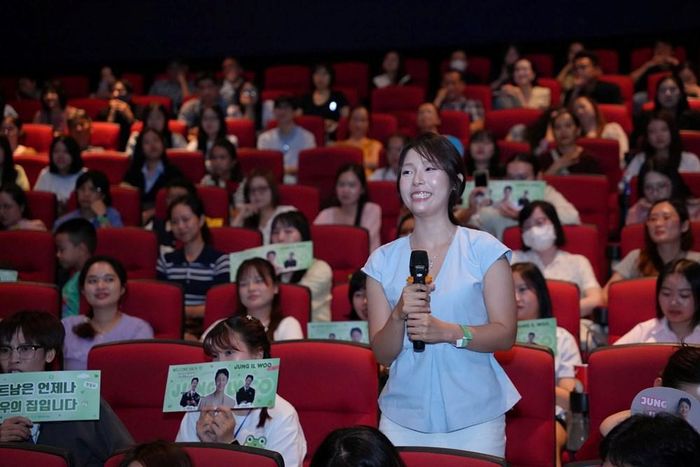 Khán giả háo hứng giao lưu cùng nghệ sĩ