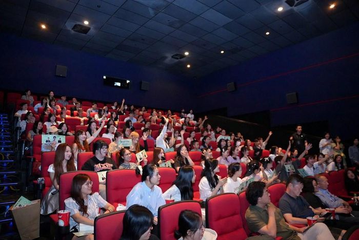 Khán giả hào hứng giao lưu cùng nghệ sĩ
