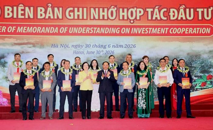 Phó Thủ tướng Chính phủ Phạm Thị Thanh Trà và Bí thư Tỉnh ủy Lai Châu Lê Minh Ngân trao Biên bản ghi nhớ hợp tác đầu tư cho các doanh nghiệp, nhà đầu tư