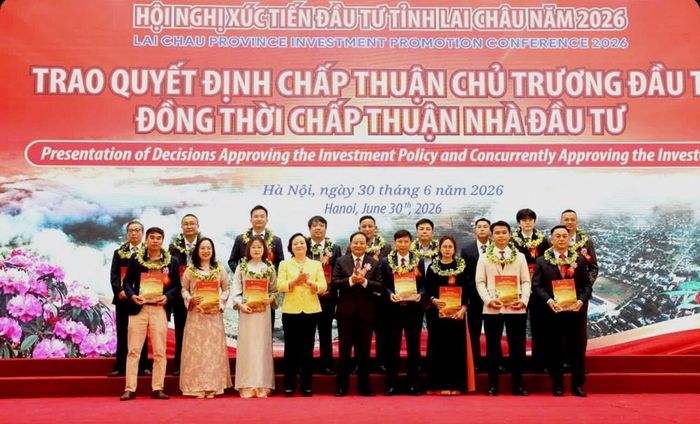 Phó Thủ tướng Chính phủ Phạm Thị Thanh Trà và Bí thư Tỉnh ủy Lai Châu Lê Minh Ngân trao Quyết định chấp thuận chủ trương đầu tư cho các doanh nghiệp, nhà đầu tư