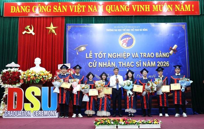 Nhà trường biểu dương các sinh viên tiêu biểu có thành tích xuất sắc trong học tập, rèn luyện
