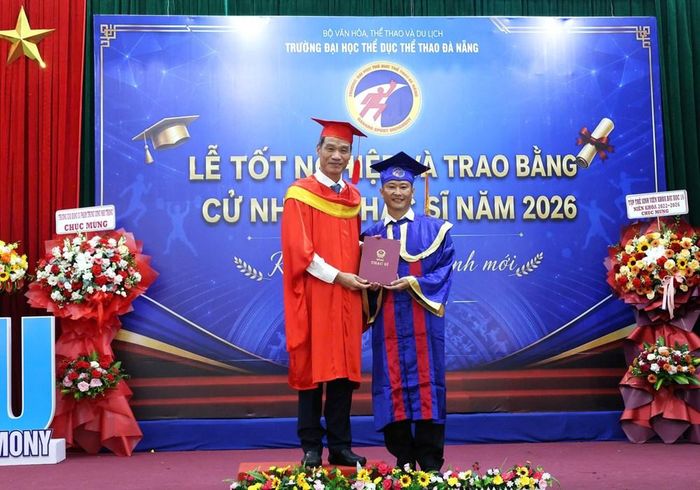PGS.TS. Phan Thanh Hài, Hiệu trưởng Trường Đại học Thể dục thể thao Đà Nẵng trao bằng cho các tân thạc sĩ