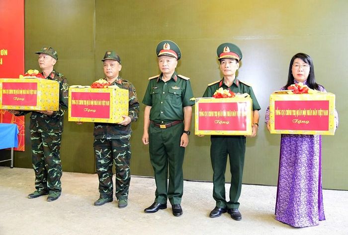 Tặng quà động viên cán bộ, chiến sĩ và các lực lượng đang thực hiện nhiệm vụ tại Công viên Lê Thị Riêng