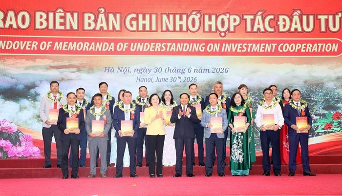 Bí thư Trung ương Đảng, Phó Thủ tướng Chính phủ Phạm Thị Thanh Trà và Ủy viên BCH Trung ương Đảng, Bí thư Tỉnh ủy, Chủ tịch HĐND tỉnh Lai Châu Lê Minh Ngân trao Biên bản ghi nhớ hợp tác đầu tư với tỉnh Lai Châu
