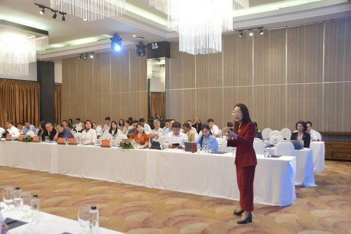 Bà Lê Quỳnh Thư - Giám đốc điều hành Công ty TNHH Apex Media trình bày tham luận "Xây dựng thương hiệu ngành VHTTDL cho hoạt động xúc tiến quảng bá theo chiến lược phát triển du lịch tỉnh Khánh Hòa