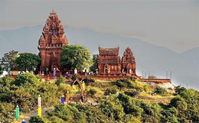 Tháp Chăm - văn hoa Chăm, một trong những yếu tố hấp dẫn du khách khi đến với Khánh Hòa