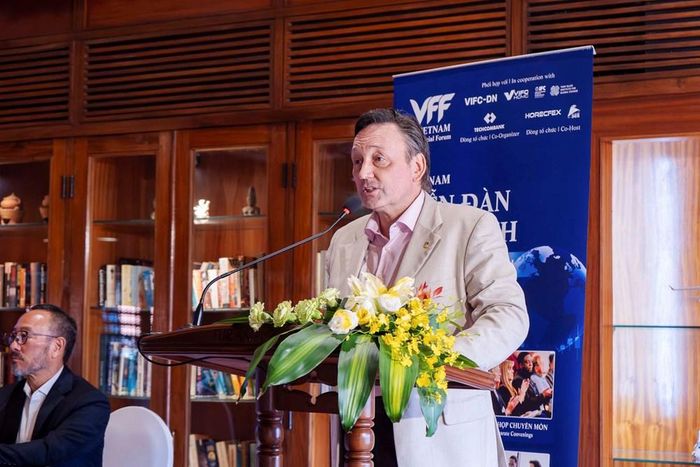 Đại diện Ban tổ chức thông tin về Diễn đàn tại buổi họp báo