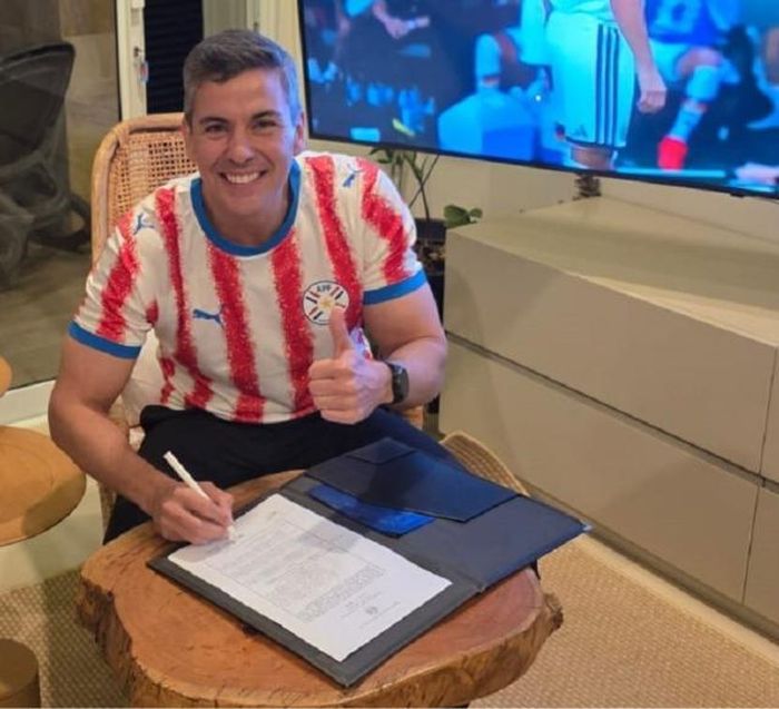 Tổng thống Paraguay Santiago Pena kí sắc lệnh cho cả nước nghỉ lễ một ngày. Ảnh: X - @SantiPenap