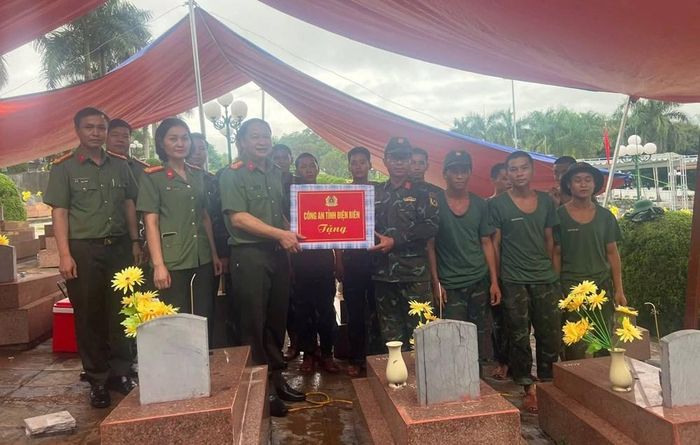 Đoàn công tác Công an tỉnh Điện Biên thăm hỏi, động viên cán bộ, chiến sĩ Bộ CHQS tỉnh Điện Biên đang trực tiếp thực hiện nhiệm vụ