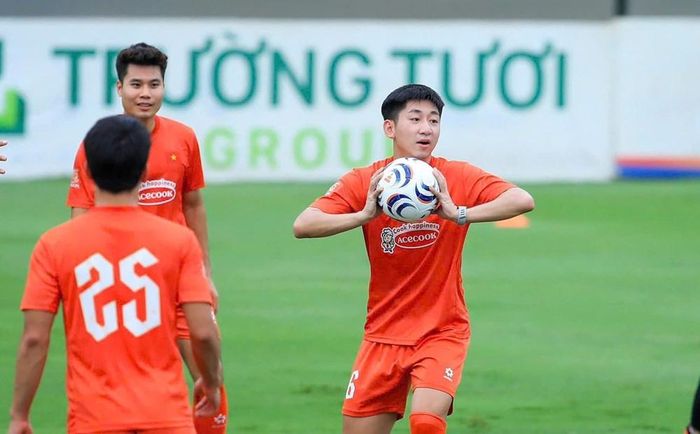 Các tuyển thủ làm quen với bóng thi đấu tại ASEAN Cup 2026
