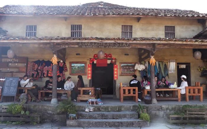 Du khách thích thú chụp ảnh, check-in và hòa mình trong không gian homestay mang đậm văn hóa truyền thống ở Lô Lô Chải. Ảnh: Đức Thọ