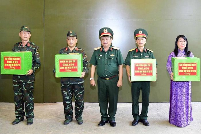 Thiếu tướng Trần Chí Tâm, Phó Chính ủy Quân khu 7, Trưởng Ban Chỉ đạo về tìm kiếm, quy tập và xác định danh tính hài cốt liệt sĩ của Quân khu 7 tặng quà động viên các lực lượng làm công tác tìm kiếm quy tập hài cốt liệt sĩ tại công viên Lê Thị Riêng. Ảnh: TTXVN phát