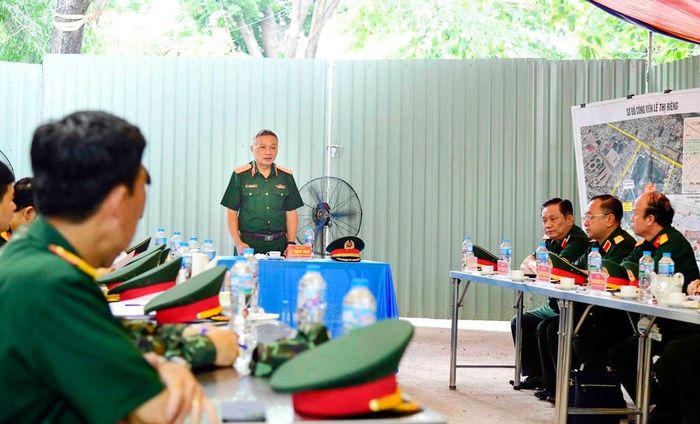 Thượng tướng Lê Quang Minh, Phó Chủ nhiệm Tổng cục Chính trị, Ủy viên Ban Chỉ đạo quốc gia về tìm kiếm, quy tập và xác định danh tính hài cốt liệt sĩ kiểm tra tiến độ công tác tìm kiếm hài cốt liệt sĩ tại công viên Lê Thị Riêng. Ảnh: Xuân Khu - TTXVN