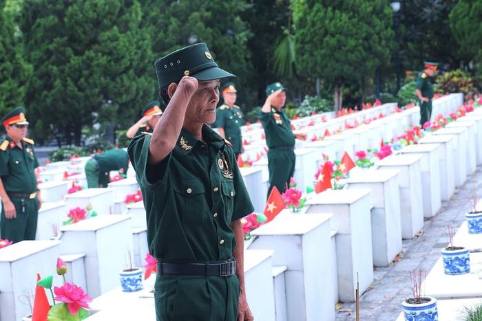 Cựu chiến binh dành phút mặc niệm, tri ân các Anh hùng liệt sĩ tại Nghĩa trang Liệt sĩ Quốc gia Vị Xuyên, tỉnh Tuyên Quang
