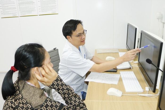 PGS.TS Trần Song Giang - Phó Viện Trưởng Viện Tim mạch Quốc gia (Bệnh viện Bạch Mai) giải thích cho người nhà bệnh nhân. Ảnh: BV