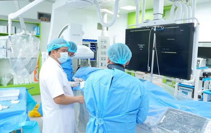 PGS.TS Đào Xuân Cơ - Giám đốc Bệnh viện Bạch Mai trực tiếp có mặt tại phòng can thiệp để chỉ đạo và động viên ê-kíp điều trị. Ảnh: BV
