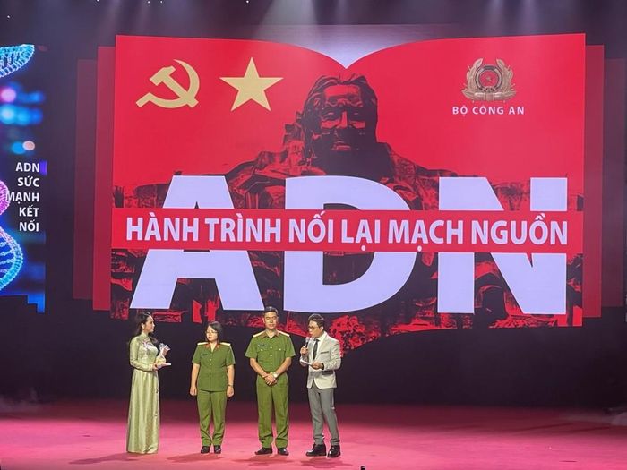 Thiếu tá Lê Văn Thi, Phó Trưởng Công an xã Quảng Ninh vinh dự được giao lưu, chia sẻ câu chuyện xúc động trong Gala "ADN - Hành trình nối lại mạch nguồn"