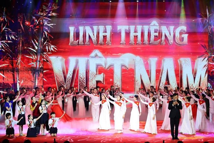 Các tiết mục đặc sắc trong chương trình chính luận nghệ thuật "ADN - Hành trình nối lại mạch nguồn". Ảnh: Minh Đức – TTXVN