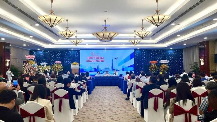 Lãnh đạo các sở, ngành Thành phố thường xuyên tổ chức đối thoại với các doanh nghiệp nhằm tháo gỡ những vướng mắc để thúc đẩy phát triển - Ảnh VGP