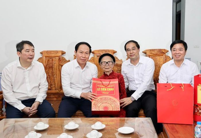 Phó Thủ tướng Chính phủ Lê Tiến Châu và đoàn công tác thăm, tặng quà Mẹ Việt Nam anh hùng Tạ Thị Trần - Ảnh: VGP/Thu Sa