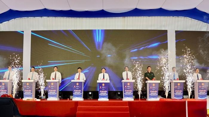 Các đại biểu thực hiện nghi thức khởi công Dự án đầu tư xây dựng hoàn chỉnh cao tốc CT.07 đoạn Hà Nội – Thái Nguyên – Chợ Mới - Ảnh: VGP/Thu Sa