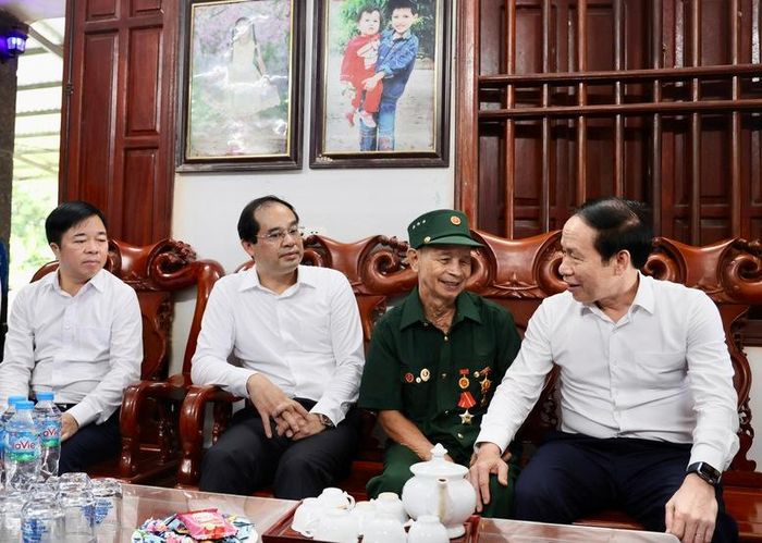 Phó Thủ tướng Chính phủ Lê Tiến Châu và đoàn công tác thăm, tặng quà thương binh Nguyễn Văn Thỏa - Ảnh: VGP/Thu Sa
