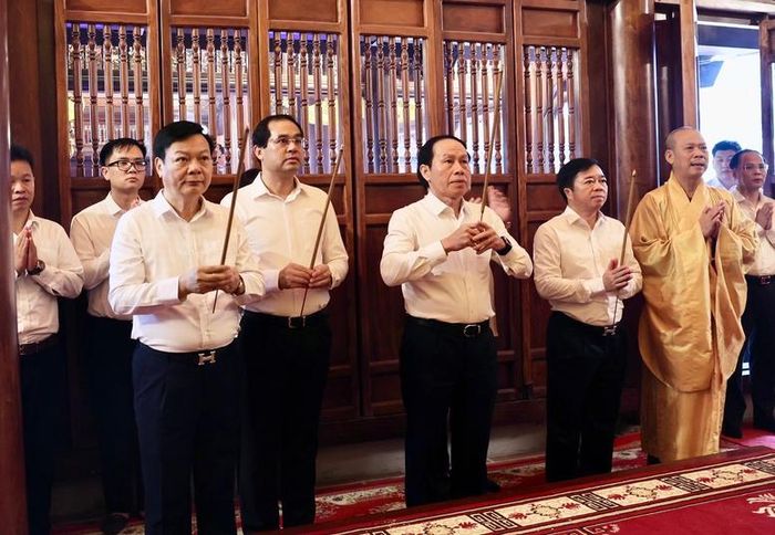 Phó Thủ tướng Chính phủ Lê Tiến Châu và đoàn công tác dâng hương tại Khu Di tích Quốc gia Đền thờ Lý Nam Đế - Ảnh: VGP/Thu Sa