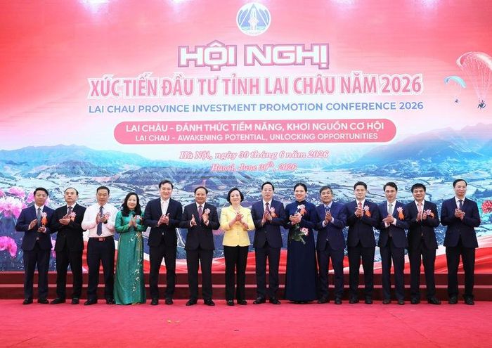 Phó Thủ tướng Phạm Thị Thanh Trà, lãnh đạo tỉnh Lai Châu và các đại biểu chụp ảnh lưu niệm - Ảnh: VGP/Thu Giang
