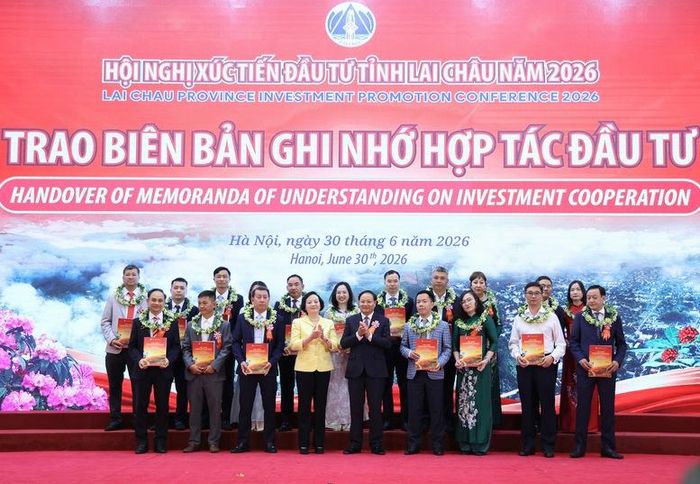 Phó Thủ tướng Phạm Thị Thanh Trà và Bí thư Tỉnh ủy Lai Châu Lê Minh Ngân trao Biên bản ghi nhớ hợp tác đầu tư - Ảnh: VGP/Thu Giang